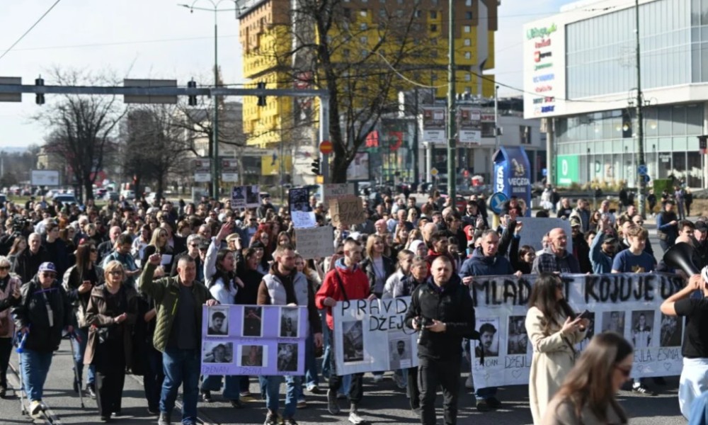 Postavljeni plakati sa zahtjevima: Počeli novi protesti u Sarajevu zbog tramvajske nesreće