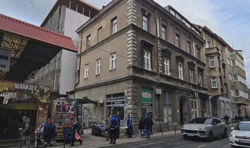 Nesreća u Sarajevu: Komad fasade pao na prolaznika