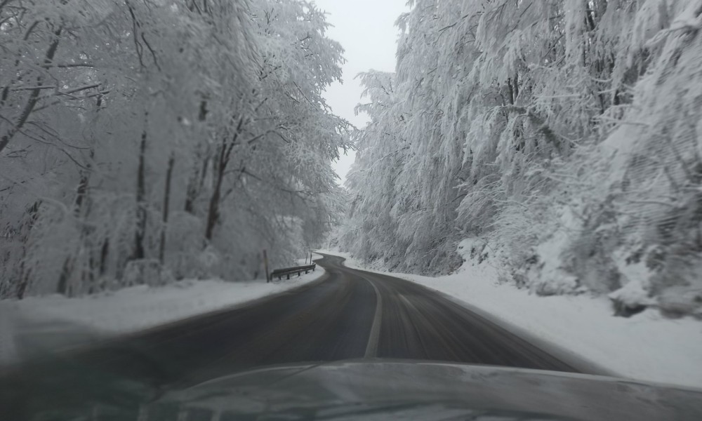 Vremenski šok na putevima: Snijeg jutros iznenadio vozače FOTO