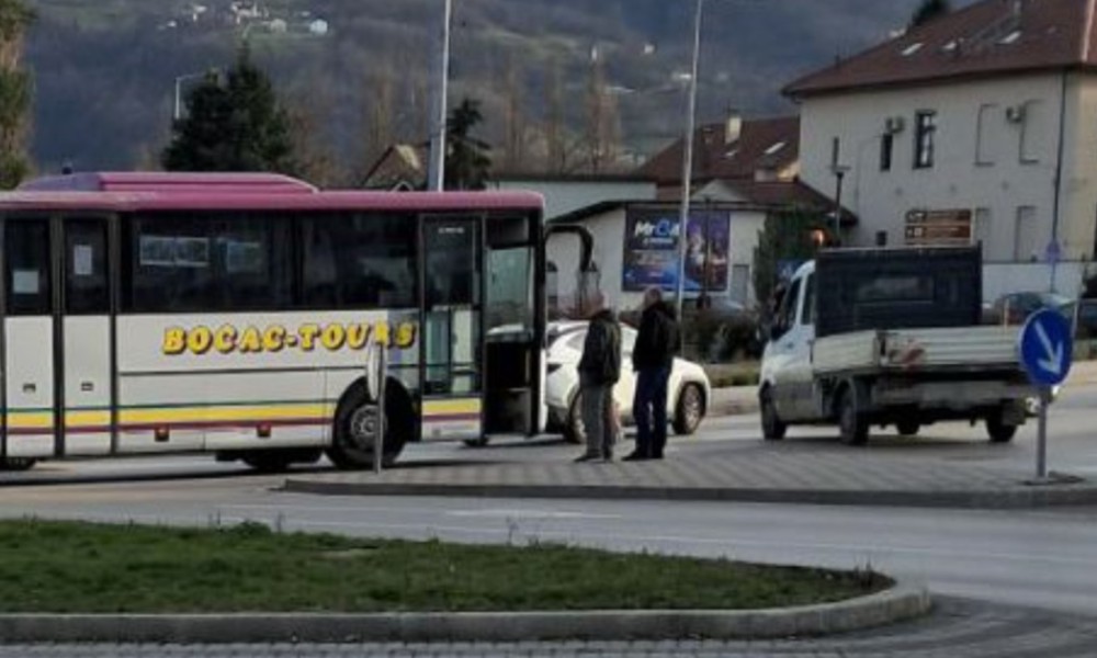 Otežan saobraćaj: Sudar autobusa i automobila u Banjaluci
