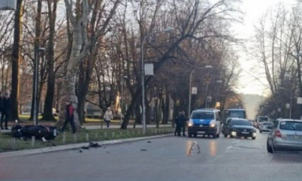 Težak sudar u Banjaluci! Maloljetnici motorom preticali kolonu i udarili u automobil VIDEO