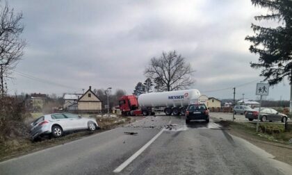 Težak udes u Srpskoj! Dijelovi vozila rasuti po cesti, učestvovala i cisterna FOTO