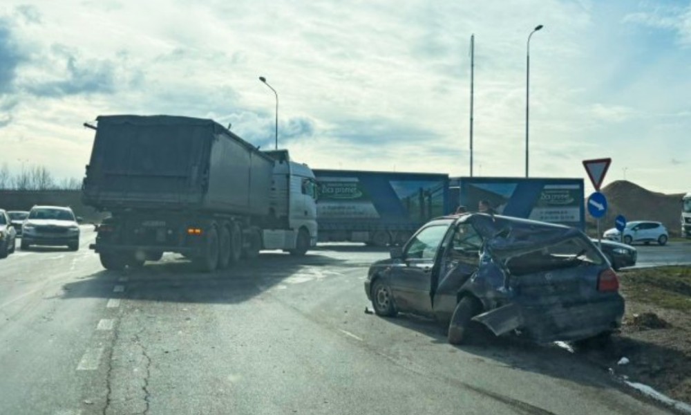 Vozila smrskana: Sudar kamiona i dva automobila na putu Doboj-Derventa