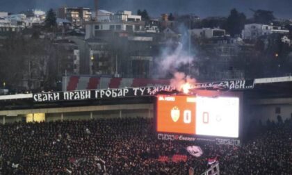 Ne može bez incidenta: Derbi na kratko prekinut, navijači zapalili tribinu, spominje se i Tuđmana VIDEO