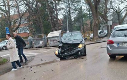 Sudar u centru Banjaluke: Automobil slupan kod Gimnazije