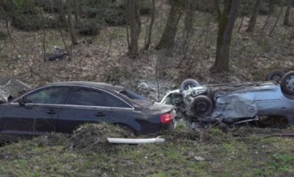 Težak sudar! Vozila završila pored puta, dvije osobe povrijeđene VIDEO