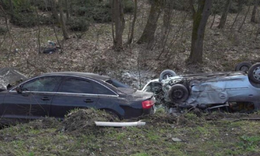 Težak sudar! Vozila završila pored puta, dvije osobe povrijeđene VIDEO