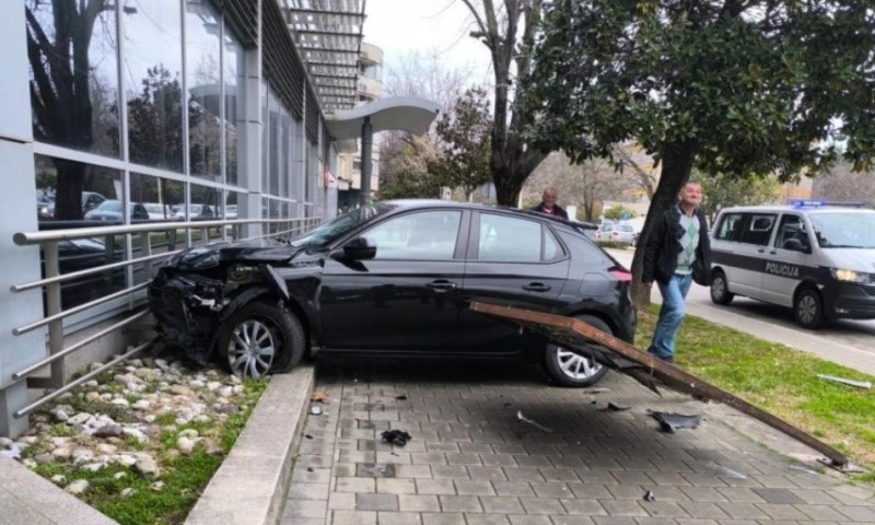 Žena izgubila kontrolu: Automobilom se zabila u zgradu Pošte