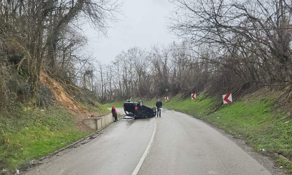 Udes u Klašnicama: Automobil se prevrnuo na krov