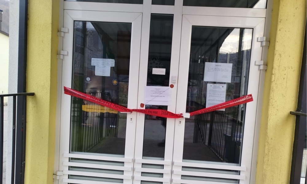 Inspekcija razvukla crvenu traku: Glavni ulaz u banjalučku školu blokiran, roditelji traže odgovore FOTO
