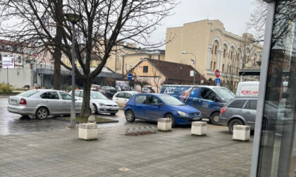 Sve više grad haosa: Neki se u centru Banjaluke parkiraju i na trotoaru FOTO