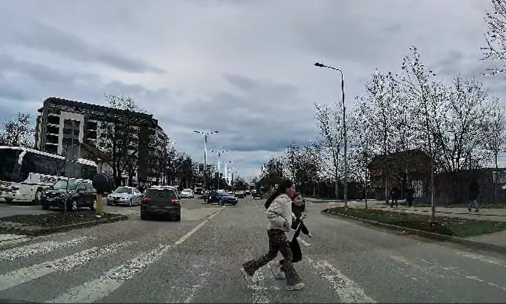 Isti prelaz, nova zabrinjavajuća scena u Banjaluci: Djevojčice pretrčavaju dok vozač bez zaustavljanja prolazi VIDEO