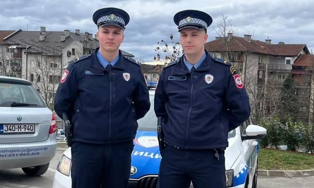 Dvojica mladića u uniformi spasili vršnjaka: Spriječili ga da skoči sa zgrade FOTO VIDEO