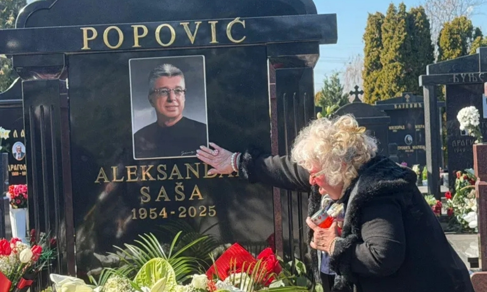 Emotivna scena na Bežanijskom groblju: Sestra Saše Popovića pred bratovom slikom FOTO