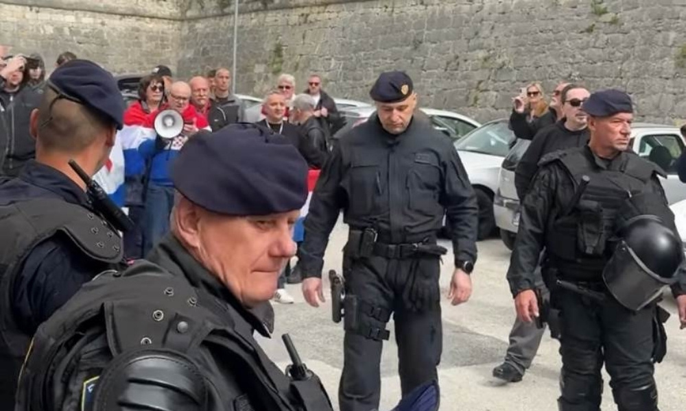 Ekstremni desničari pokušali protest u Splitu: Policija spriječila dolazak do kuće roditelja pisca VIDEO