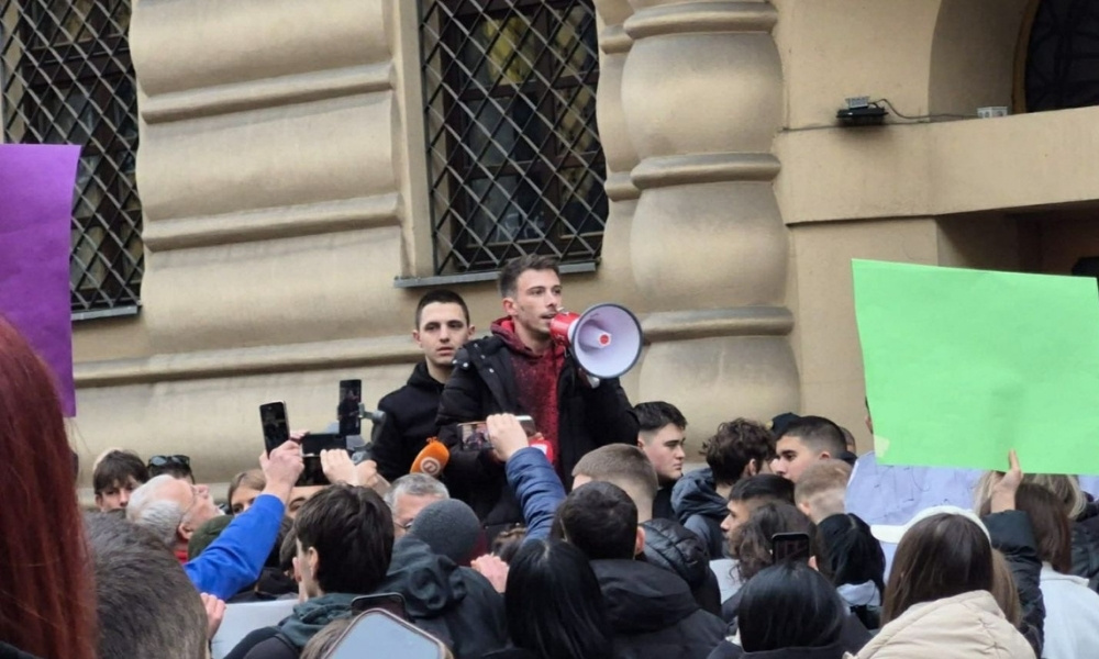 „Izlazite napolje“: Demonstranti stigli pred Kantonalno tužilaštvo VIDEO