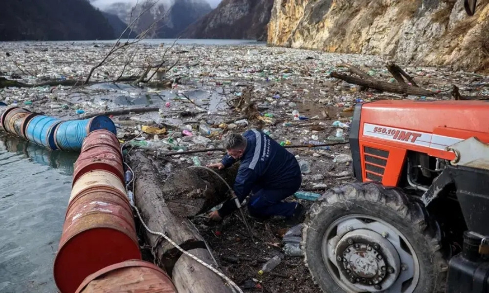 Plutajući otpad ponovo zatrpao Drinu: Bez sistemskog rješenja za višegodišnji problem