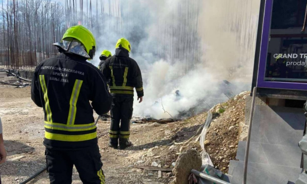Više intervencija vatrogasaca: Jedna osoba lakše povrijeđena u požaru stana