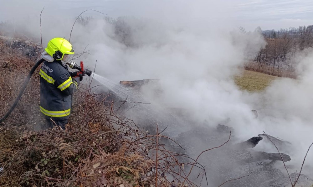 Banjalučki vatrogasci spasavali drva: Nakon toga imali još posla u gradu FOTO