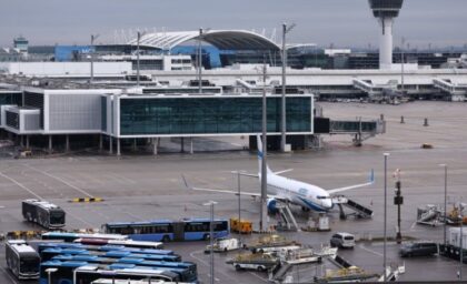 Snijeg otkazao let: Na aerodromu u Minhenu 500 putnika zarobljeno u avionima