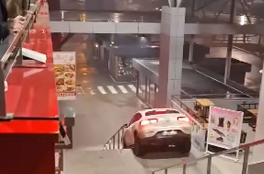 Skupocjenim automobilom niz stepenice banjalučke Tržnice VIDEO