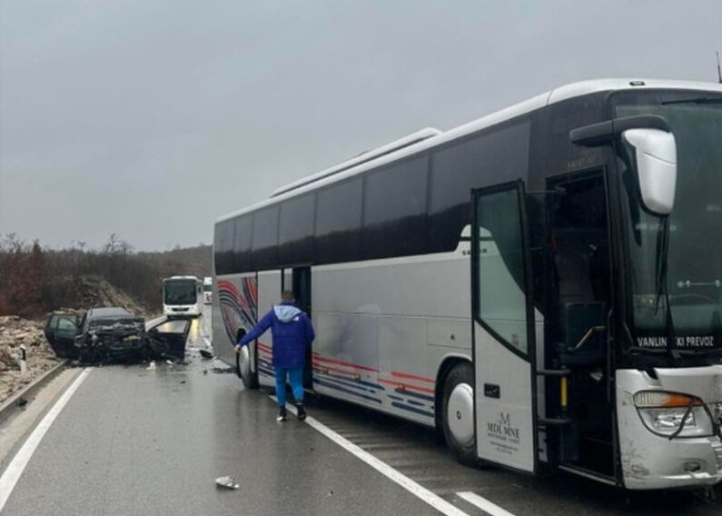 Stravična nesreća kod Nikšića: Autobus sa fudbalerima učestvovao u udesu, jedna osoba poginula