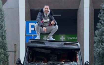 Jutjuber pozirao pored zapaljenog džipa: “Baka je tata” FOTO