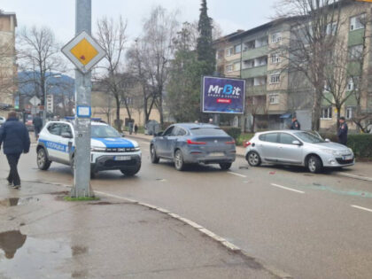 Sudar BMW-a i “renoa”: Saobraćajna nesreća u Banjaluci, obustavljen saobraćaj
