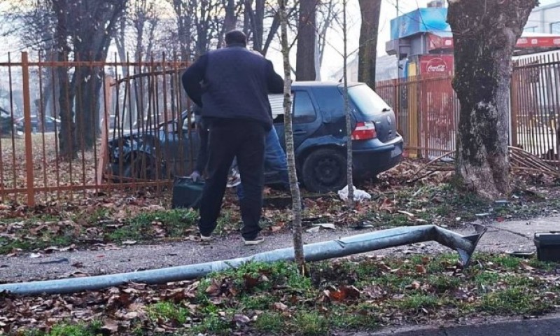 Drama na jutro u Banjaluci! “Golfom” uništio semafor i ogradu kod škole FOTO
