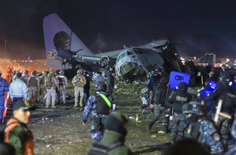 Haos u Boliviji: Pao avion pun para, ljudi jurnuli na mjesto nesreće, policija tjera okupljene
