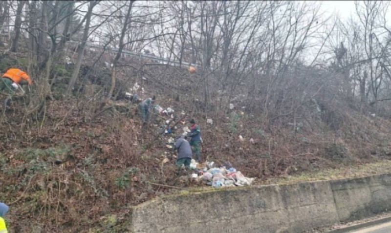 Održavanje javne higijene: U toku akcija čišćenja putnih pojaseva u Banjaluci