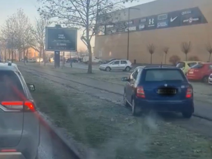 Gužva nije bila prepreka: Vozač u Banjaluci krenuo trotoarom VIDEO