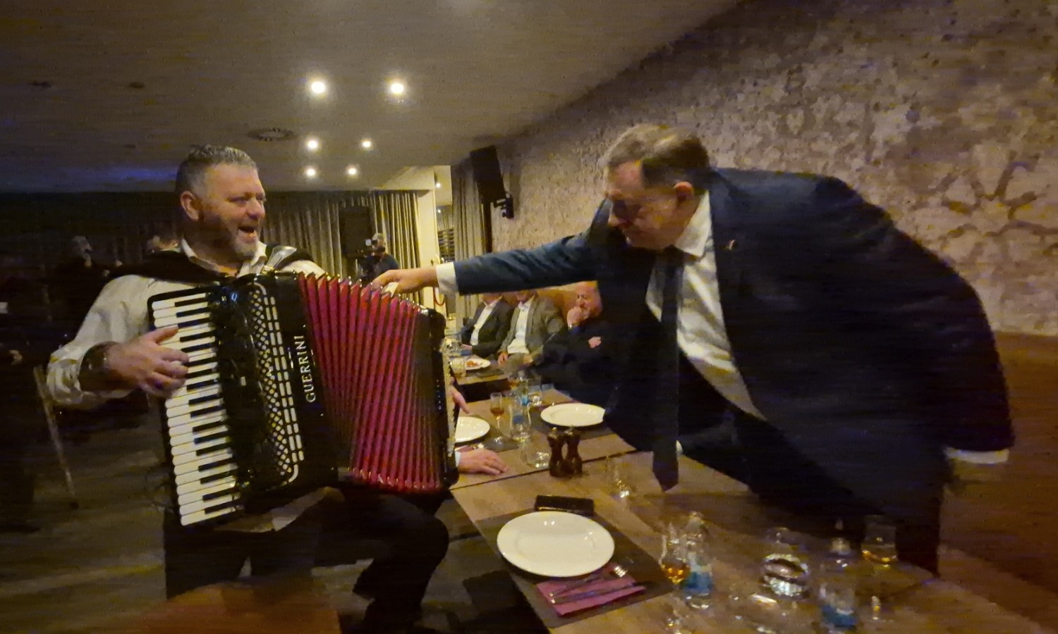 Stigla i harmonika, Dodik počastio! Počelo slavlje u SNSD-u FOTO/VIDEO
