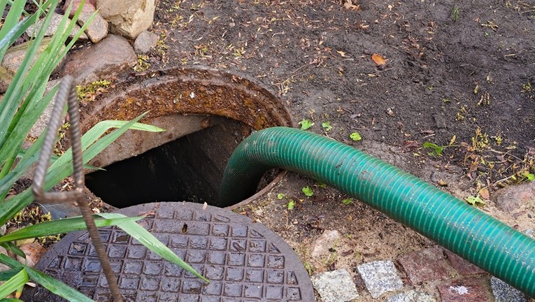 Sramota bez presedana u Banjaluci: Fekalni otpad istovaruju pred kuće građana VIDEO