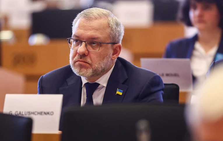 Skandal! Bivši ministar izbačen iz voza i priveden pri pokušaju prelaska granice