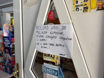 Nesvakidašnji apel mušterijama: Poruka zalijepljena na vratima prodavnice u Gradišci privlači pažnju