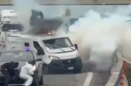 Pljačka poput one iz akcionih filmova! Oklopno vozilo blokirano zapaljenim kamionom VIDEO