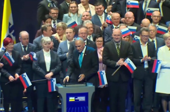 “Ako ne znaš šta je bilo”: Tomsonova pjesma se orila na predizbornom skupu Janšinog SDS-a