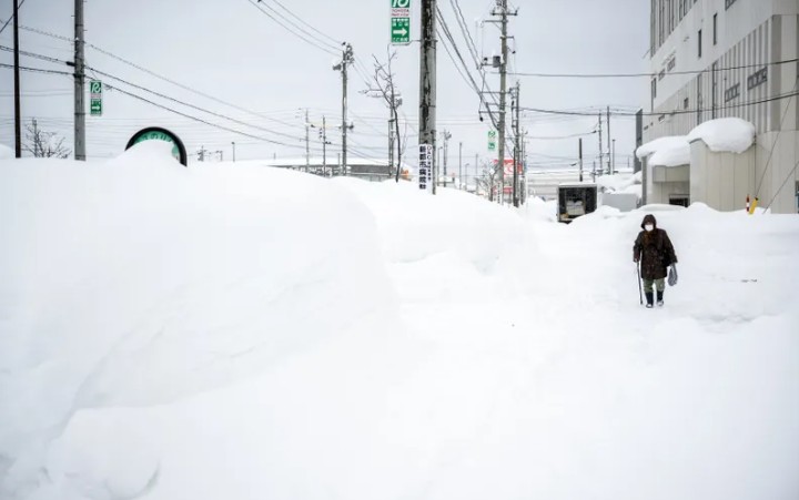 Dramatični prizori stižu iz Japana: Snježni nanosi do 4,5 metara, žena zatrpana ispred kuće VIDEO