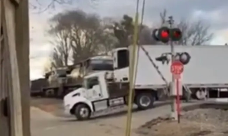 Uznemirujuće! Kamion ostao zaglavljen na šinama, tragedija izbjegnuta za dlaku VIDEO