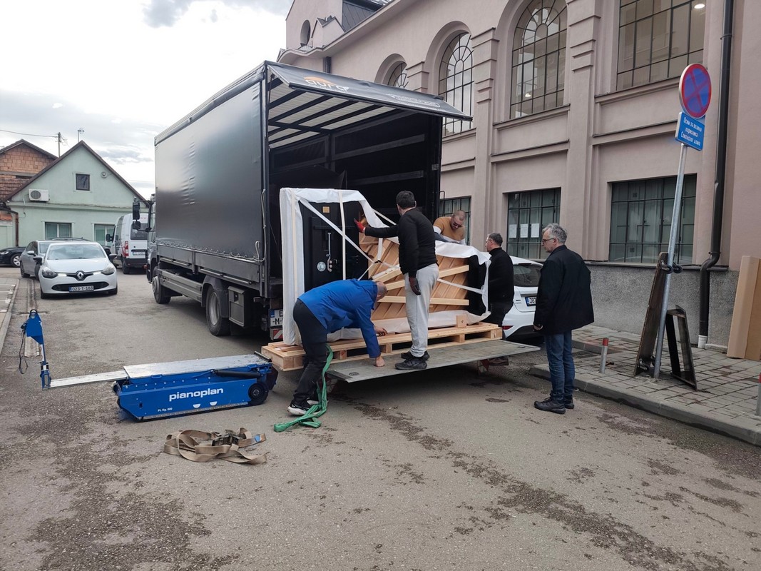 Muzičko blago u srcu Semberije: Klavir od 500.000 KM stigao u Bijeljinu