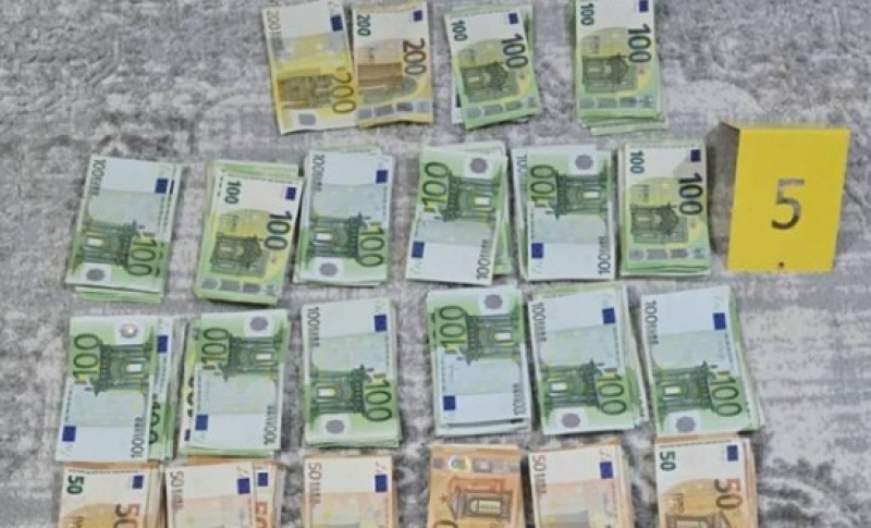 Šta se sve radi za ljubav: Iz kuće starijeg muškarca ukrala 70.000 evra, pa momku kupila “golf VII”