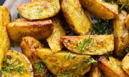 Idealan dodatak uz svako posno jelo: Recept za najhrskaviji prženi krompir bez kapi ulja