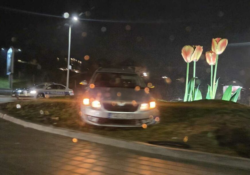 Saobraćajna nezgoda u Banjaluci: Automobilom uletio u ostrvo kružnog toka