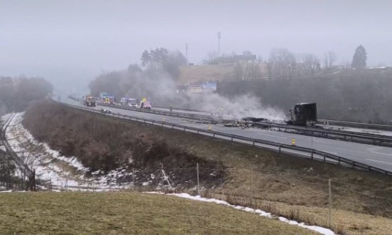 Lančani sudar na auto-putu: Zapalio se kamion, dva vozača prebačena u bolnici VIDEO