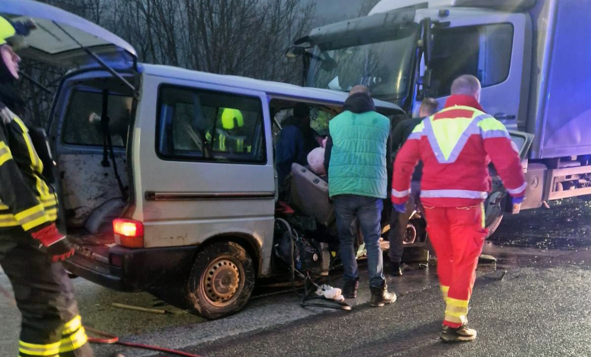 Sudar kombija i kamiona kod Lapišnice: Jedno lice poginulo, osam povrijeđenih FOTO