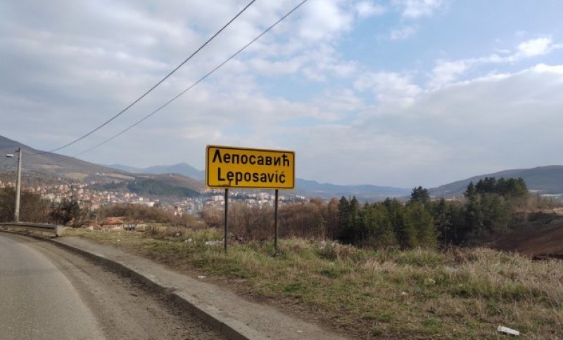 “Dobro došli”, “Srećan put”! Uklonjene ćirilične table u Leposaviću i Zvečanu VIDEO