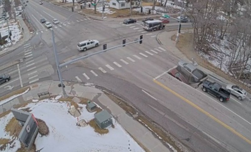 Otvorila se ogromna rupa na raskrsnici: Automobili propali kroz asfalt VIDEO