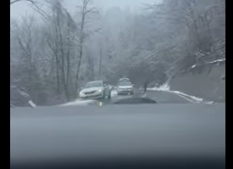 Klizav kolovoz uzima danak: Dvije saobraćajke na putu Banjaluka – Kotor Varoš VIDEO