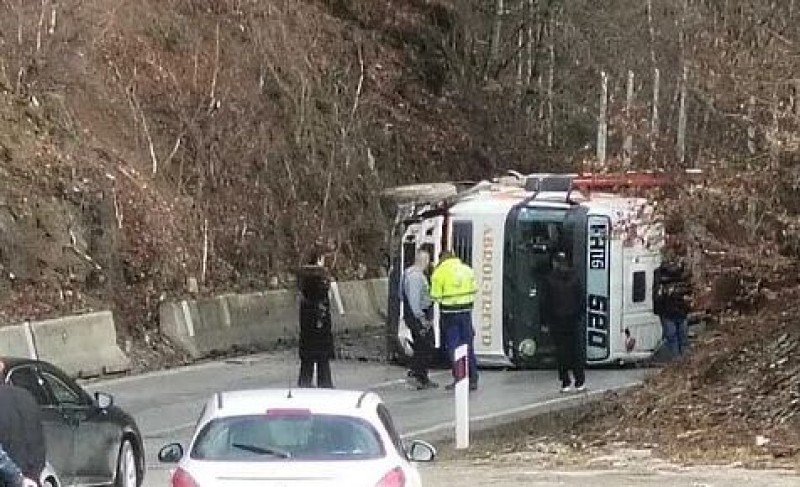 Teška saobraćajka u BiH, obustavljen saobraćaj: Prevrnuo se kamion, ima povrijeđenih